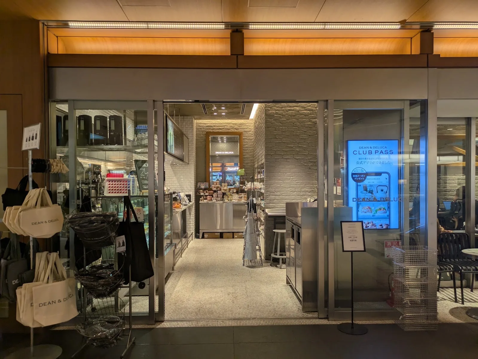 Dean & DeLuca Café Roppongi · 5